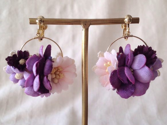 染め花の小さなフープイヤリング(ピンク&ムラサキ） 1枚目の画像