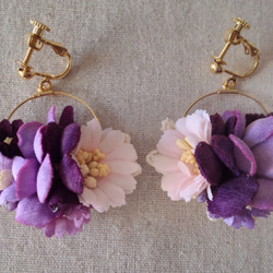 染め花の小さなフープイヤリング(ピンク&ムラサキ） 2枚目の画像