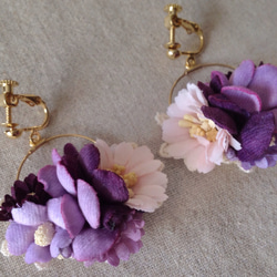 染め花の小さなフープイヤリング(ピンク&ムラサキ） 3枚目の画像