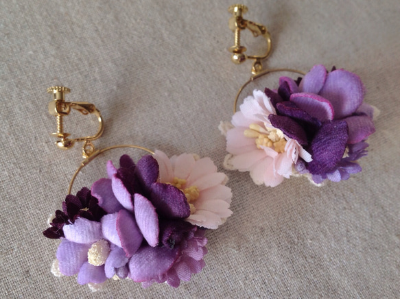 染め花の小さなフープイヤリング(ピンク&ムラサキ） 3枚目の画像
