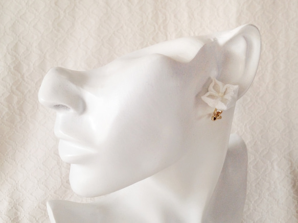 〈つまみ細工〉紫陽花のイヤリング(白) 2枚目の画像