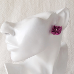 〈つまみ細工〉紫陽花のピアス(若紫) 2枚目の画像