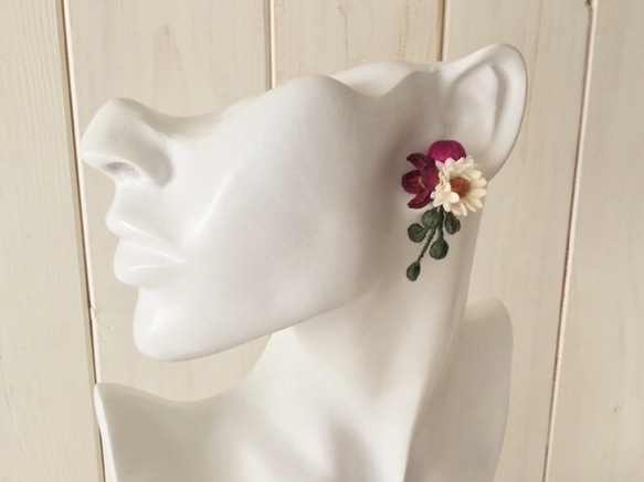 染め花と巻き玉のイヤリング(フーシャピンク&オフホワイト) 3枚目の画像