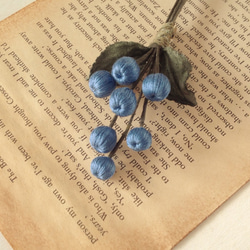 巻き玉の木の実コサージュ(ブルー) 2枚目の画像