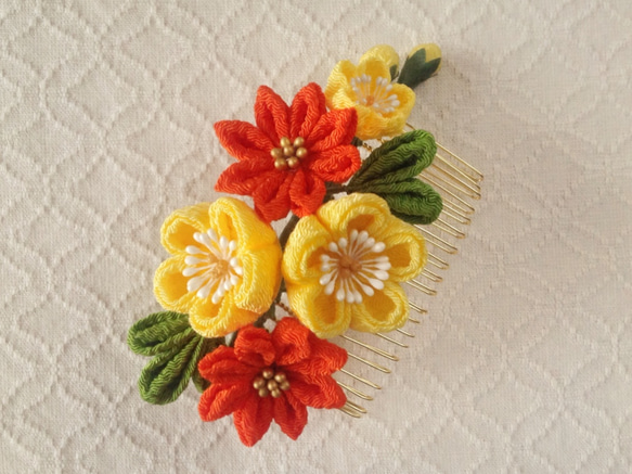 〈つまみ細工〉梅と小菊のコーム(レモン色と橙色) 2枚目の画像