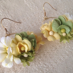染め花の小さなフープピアス(ホワイト&グリーン） 3枚目の画像