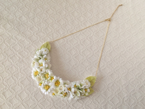 染め花の三日月型ネックレス(M・ホワイト&グリーン) 2枚目の画像