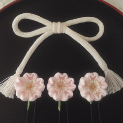 〈つまみ細工〉ちりめん紐と桜のUピン3本セット(淡桜) 2枚目の画像