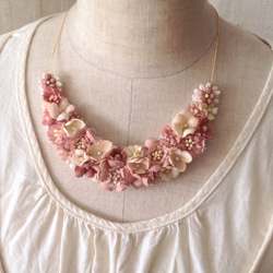 染め花の三日月型ネックレス(M・渋いピンク) 1枚目の画像