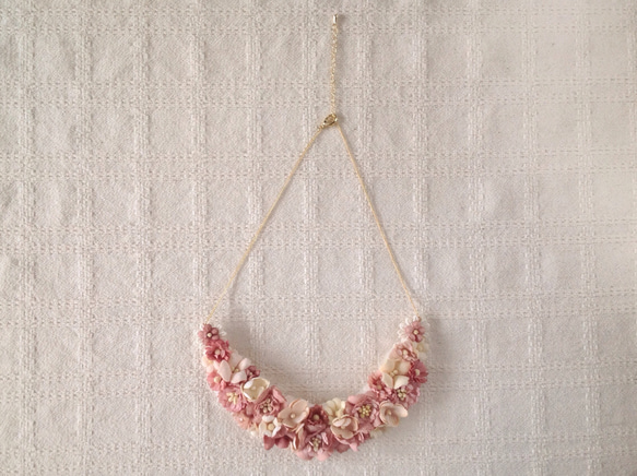 染め花の三日月型ネックレス(M・渋いピンク) 2枚目の画像
