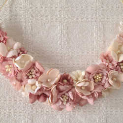染め花の三日月型ネックレス(M・渋いピンク) 3枚目の画像
