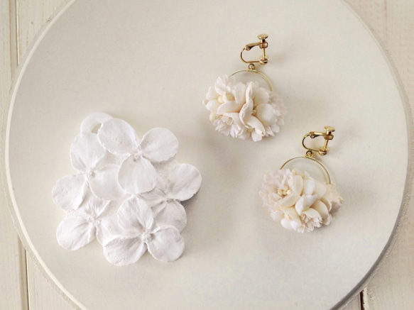 染め花のフープイヤリング(M・オフホワイト） 2枚目の画像