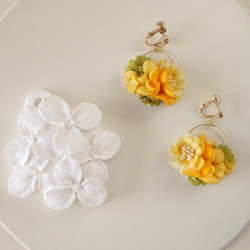 染め花のフープイヤリング(M・イエロー&グリーン） 2枚目の画像