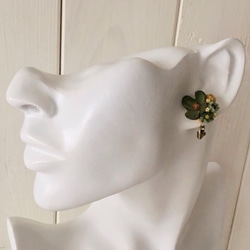 染め花の小花と蕾のイヤリングA(グリーン) 4枚目の画像
