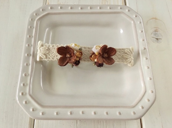 染め花の小花と蕾のイヤリングA(ブラウン) 2枚目の画像