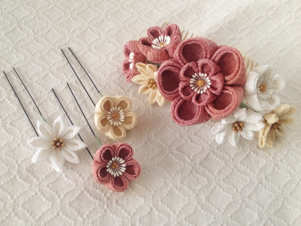 〈つまみ細工〉花のUピン付き梅と小菊のコーム(大・退紅と鳥の子と白)