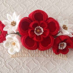 〈つまみ細工〉花のUピン付き梅と小菊のコーム(大・赤と白) 2枚目の画像
