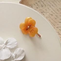 染め花を樹脂加工したビオラのポニーフック(オレンジ) 1枚目の画像