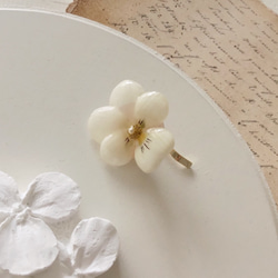 染め花を樹脂加工したビオラのポニーフック(ホワイト) 1枚目の画像