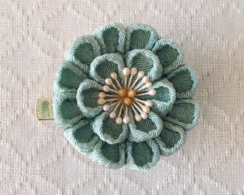 つまみ細工〉丸つまみ2段の2way(千草色) ヘアクリップ・バナナ