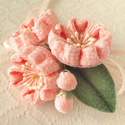 〈つまみ細工〉桜三輪とベルベットリボンの髪飾り(サーモンピンク) 2枚目の画像