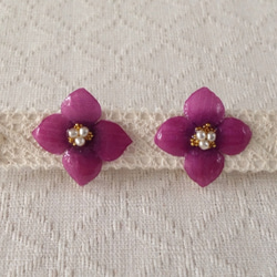 染め花を樹脂加工した紫陽花イヤリング( S・紅紫) 1枚目の画像