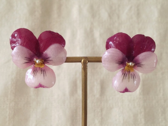 染め花を樹脂加工したビオラピアス( M・濃赤紫&薄赤紫) 1枚目の画像
