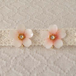 染め花を樹脂加工した桜イヤリング(ホワイト&ピンク) 1枚目の画像