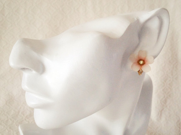 染め花を樹脂加工した桜イヤリング(ホワイト&ピンク) 2枚目の画像