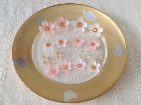 染め花を樹脂加工した桜ピアス(L・ホワイト×ピンク) 2枚目の画像