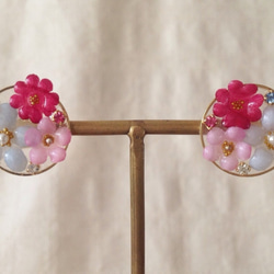 染め花を樹脂加工した小花のピアス(円・薄青紫&ピンク&ショッキングピンク) 1枚目の画像