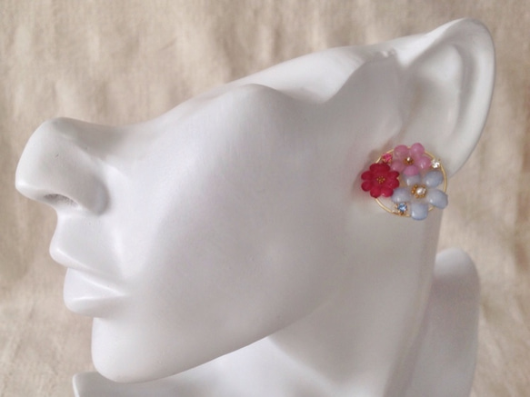 染め花を樹脂加工した小花のピアス(円・薄青紫&ピンク&ショッキングピンク) 3枚目の画像