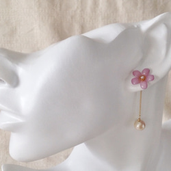 コットンパール付き染め花を樹脂加工した小花ピアス(ピンクパープル) 3枚目の画像