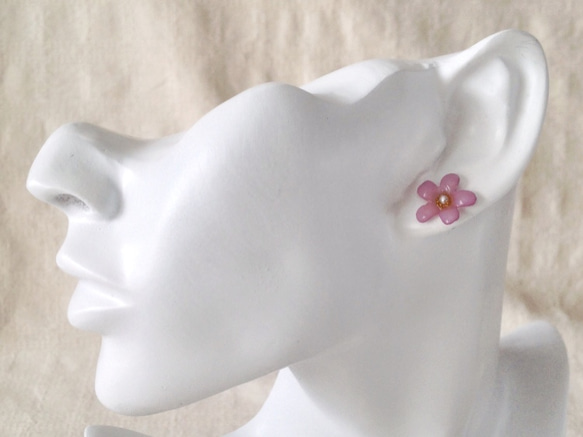コットンパール付き染め花を樹脂加工した小花ピアス(ピンクパープル) 4枚目の画像