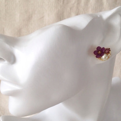 コットンパール付きビジューと染め花を樹脂加工した小花ピアス(紫) 4枚目の画像