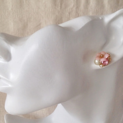コットンパール付きビジューと染め花を樹脂加工した小花ピアス(薄ピンク) 4枚目の画像