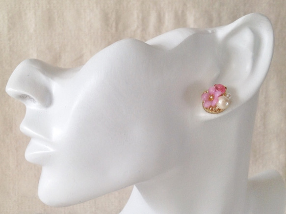 コットンパール付きビジューと染め花を樹脂加工した小花ピアス(ピンク) 4枚目の画像