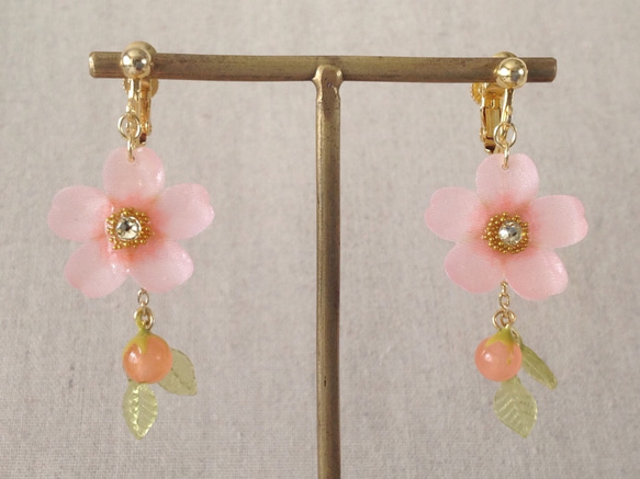 染め花を樹脂加工した桜のぶら下がりイヤリング(蕾&葉付、ピンク) 1枚目の画像