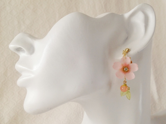 染め花を樹脂加工した桜のぶら下がりイヤリング(蕾&葉付、ピンク) 3枚目の画像