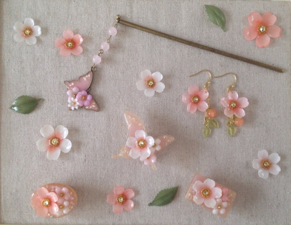 染め花を樹脂加工した桜と小花の帯留め(楕円・ピンク) 3枚目の画像