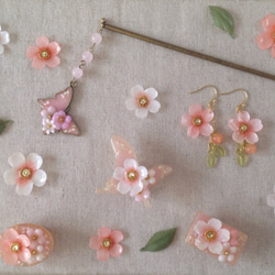 染め花を樹脂加工した桜と小花の帯留め(蝶・白とピンク) 3枚目の画像