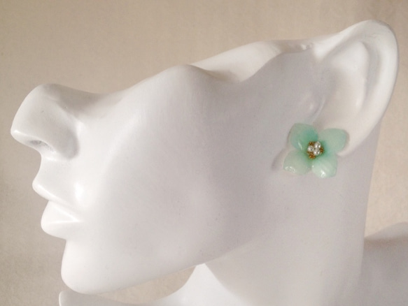 コットンパール付き染め花を樹脂加工した紫陽花ピアス( S・エメラルドグリーン) 4枚目の画像