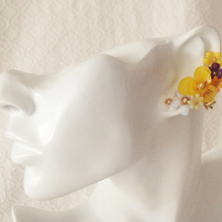 染め花を樹脂加工した小花の三日月型片耳イヤーカフ(ビオラ・イエロー&ムラサキ) 2枚目の画像