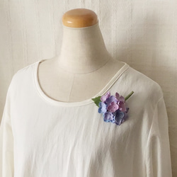 染め花の紫陽花のコサージュ(パープル系) 2枚目の画像