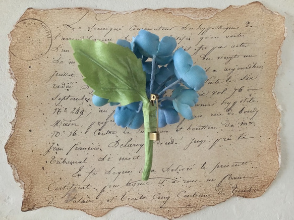 染め花の紫陽花のコサージュ(ライトブルー) 3枚目の画像