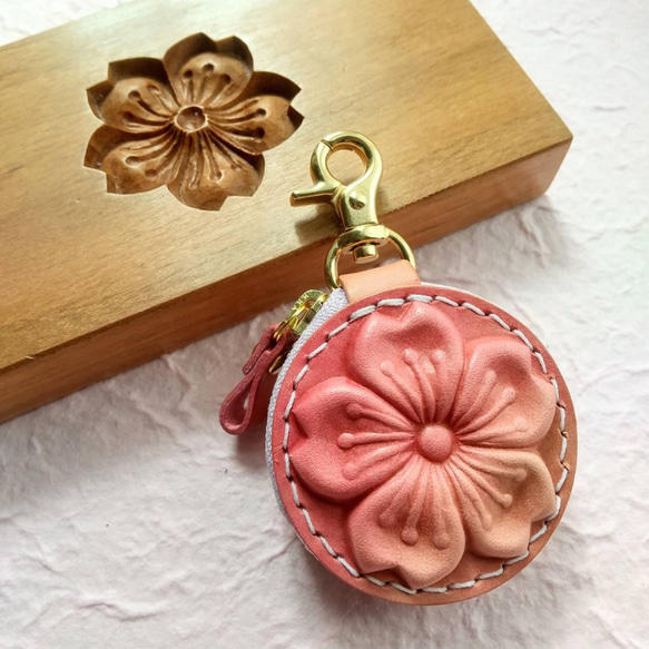 【春色新作】和菓子の木型で作った桜の花の手染めの小物入れ 1枚目の画像