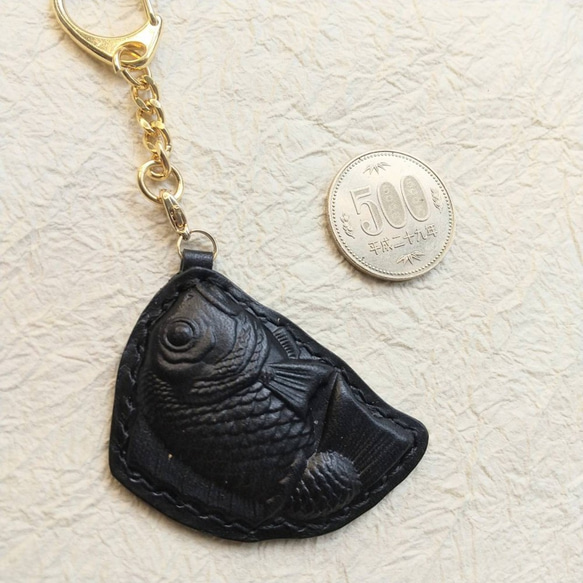 勇鯛くんのキーホルダー（黒×黒ステッチ） 4枚目の画像