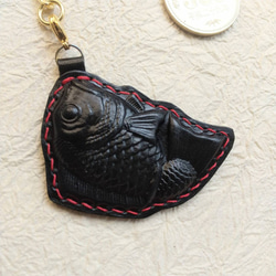 勇鯛くんのキーホルダー（黒×赤ステッチ） 2枚目の画像