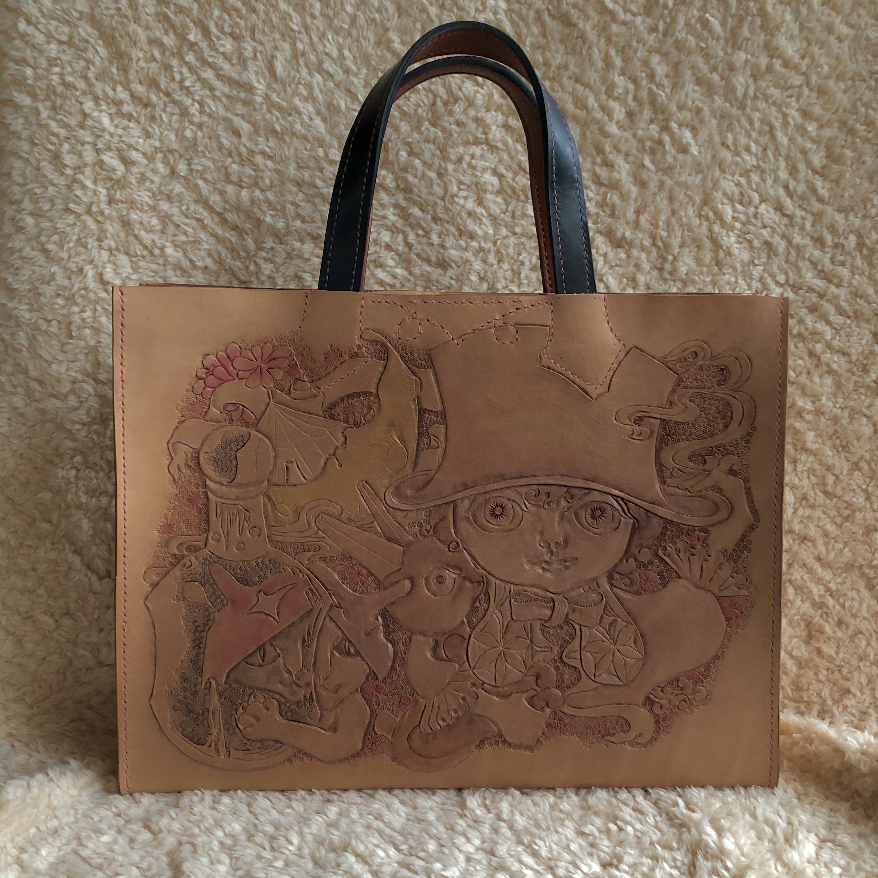 牛ヌメ革製　カービングトートバッグ