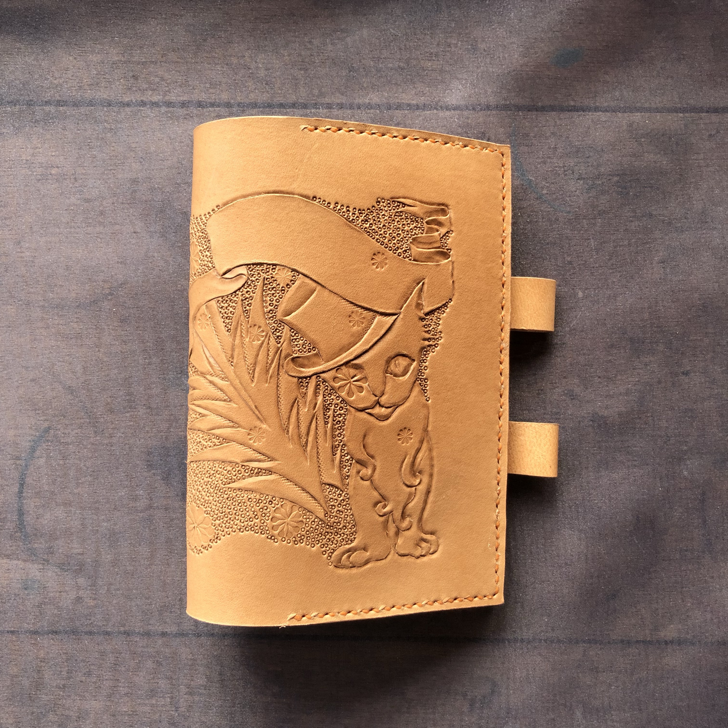 手縫い カービング革手帳カバーA6サイズ